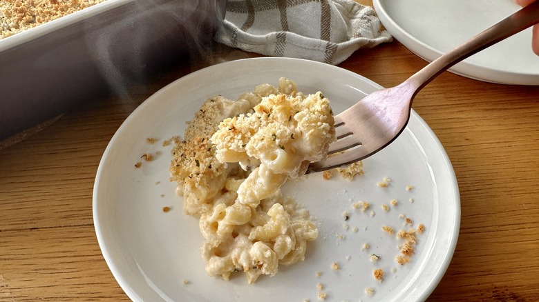 macaroni and cheese on plate