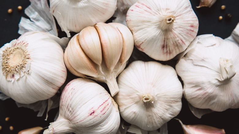 Heads and cloves of garlic