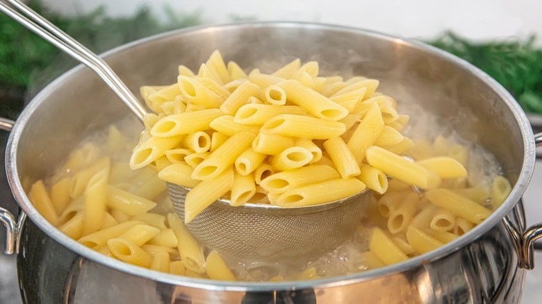 pasta in pot 