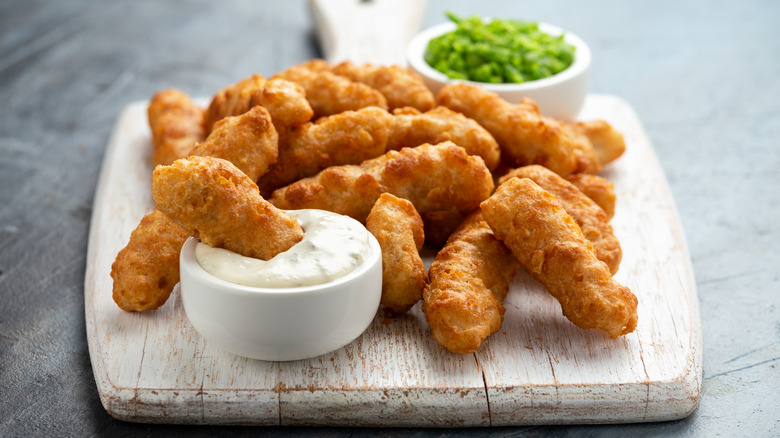 fried fish with tartar sauce