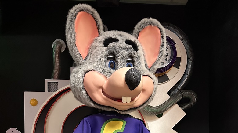 Chuck E. Cheese animatronic model