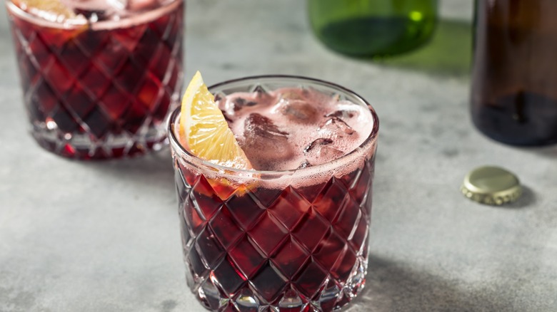 Kalimotxo with lemon in glasses