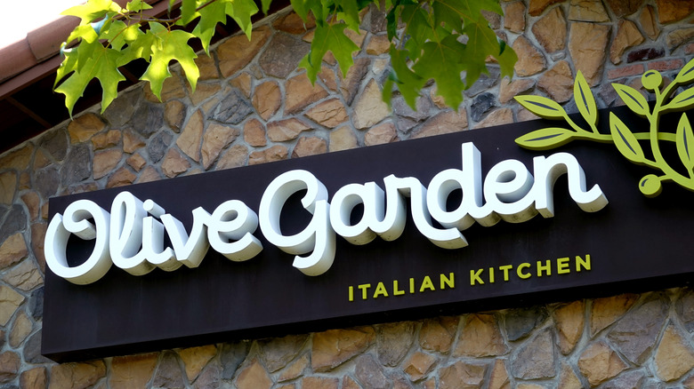 Olive Garden restaurant sign