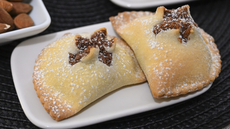 'Mpanatigghi desserts on plate