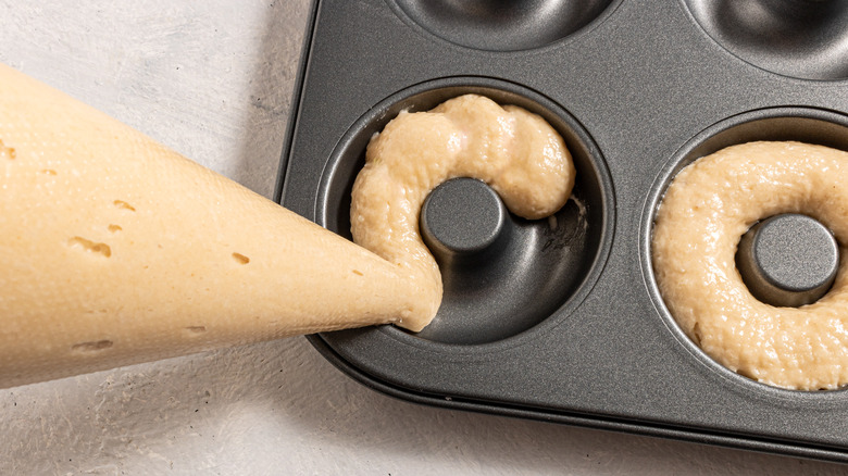 Filling donut cavity with batter